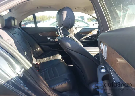 2015 Mercedes-Benz C 300 4Matic z USA, uszkodzony, nr VIN 55SWF4KBXFU038634